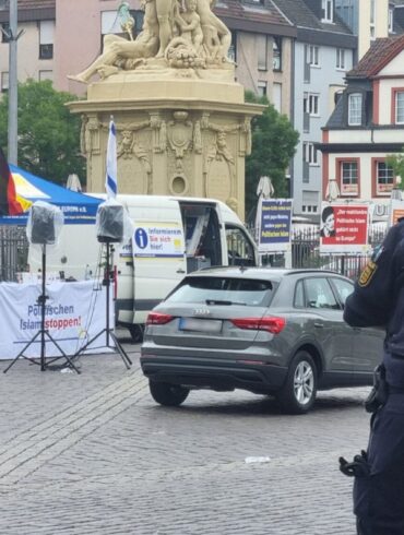 Einsatzkräfte der Polizei sind bei einem Vorfall auf dem Mannheimer Marktplatz im Einsatz.