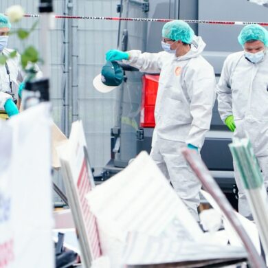 Mitarbeiter der Spurensicherung am Tatort.