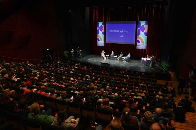 Podiumsdiskussion «Gemeinschaft stärken, Gesellschaft gestalten - Unsere Verantwortung für die Demokratie» mit Bundeskanzler Olaf Scholz auf dem Katholikentag in Erfurt.
