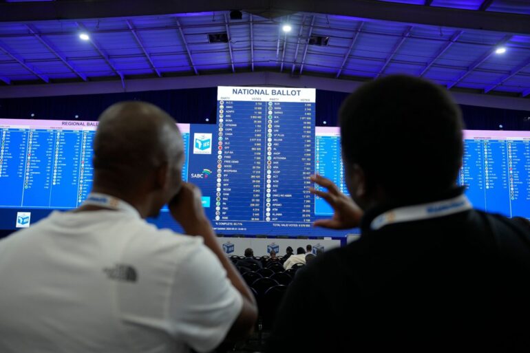 Medienvertreter verfolgen die neuesten Wahlergebnisse im Results Operation Centre (ROC) im südafrikanischen Midrand.