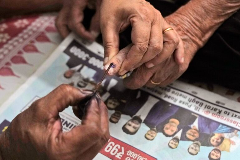 Wählerinnen und Wählern, die ihre Stimme abgegeben haben, wird der Finger mit Farbe markiert. Ergebnisse der Parlamentswahl in Indien soll es am 4. Juni geben.