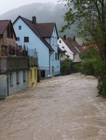 Starke Regenfälle haben in der Ortschaft Hausen bei Bad Ditzenbach im Landkreis Göppingen die Fils über die Ufer treten lassen.