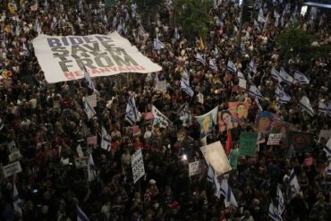 Protest gegen die Regierung des israelischen Premierministers Netanjahu in Tel Aviv. Die Demonstrierenden fordern einen Deal zur Freilassung der Geiseln.