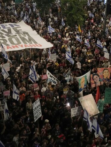 Protest gegen die Regierung des israelischen Premierministers Netanjahu in Tel Aviv. Die Demonstrierenden fordern einen Deal zur Freilassung der Geiseln.
