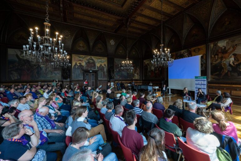 Katrin Göring-Eckardt, Irme Stetter-Karp, Luisa Neubauer und Moderatorin Katharina Norpoth, sitzen auf dem Deutschen Katholikentag im Festsaal des Rathauses bei einer Podiumsdiskussion.