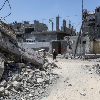 Zerstörte Gebäude im Gazastreifen. Der in Tunneln unter dem Küstengebiet ausharrende militärische Anführer der Hamas, Jihia al-Sinwar, ist einem Medienbericht zufolge nur dann zu einem Abkommen bereit, wenn es das Überleben der Hamas als militärische und politische Kraft in Gaza sichert.