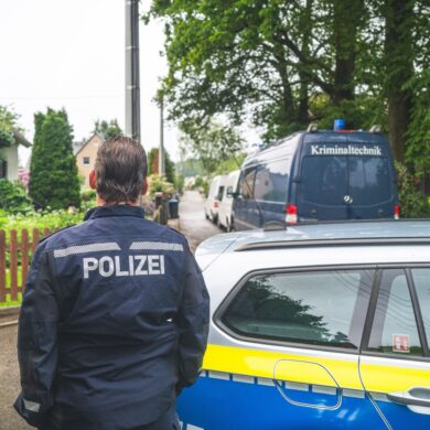 Polizeibeamte in der Nähe des Tatorts in Tirpersdorf.