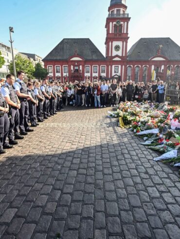 Polizistinnen und Polizisten gedenken bei der Kundgebung «Mannheim hält zusammen» ihres getöteten Kollegen.