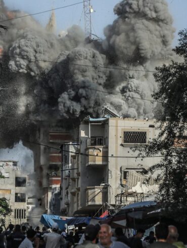 Dichter Rauch quillt aus einem Wohnhaus im Flüchtlingslager Bureidsch, nachdem es von einem israelischen Luftangriff getroffen wurde.