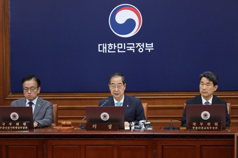 Südkoreas Premierminister Han Duck-soo spricht während einer Kabinettssitzung im Regierungskomplex in Seoul.