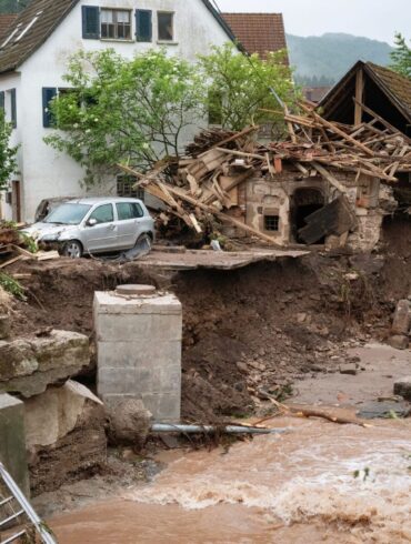 Blick auf ein durch Hochwasser zerstörtes Gebäude an der Wieslauf.
