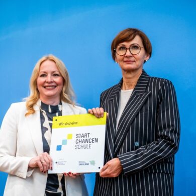 Mit der Unterschrift von Bettina Stark-Watzinger (r) und Christine Streichert-Clivot startet das Startchancen-Programm.