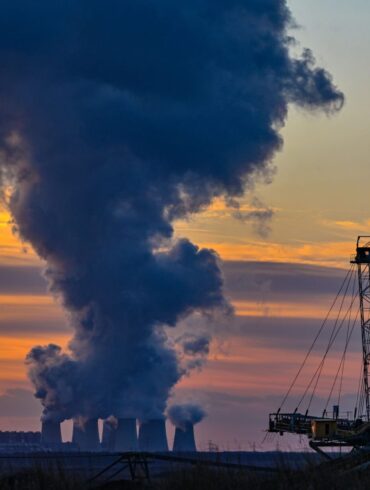 Wasserdampf steigt aus dem Braunkohlekraftwerk Jänschwalde der Lausitz Energie Bergbau AG auf: Leag-Chef Thorsten Kramer sagt, die Entschädigung sei ein essenzieller Baustein für die weitere erfolgreiche Transformation des Unternehmens zu einem «grünen Powerhouse».