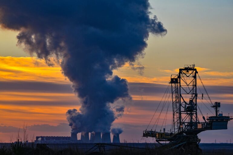 Wasserdampf steigt aus dem Braunkohlekraftwerk Jänschwalde der Lausitz Energie Bergbau AG auf: Leag-Chef Thorsten Kramer sagt, die Entschädigung sei ein essenzieller Baustein für die weitere erfolgreiche Transformation des Unternehmens zu einem «grünen Powerhouse».