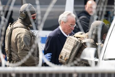 Die Bundesanwaltschaft legt den insgesamt neun Beschuldigten im Prozess gegen die mutmaßliche «Reichsbürger»-Gruppe um Prinz Reuß unter anderem die Mitgliedschaft in einer terroristischen Vereinigung zur Last.