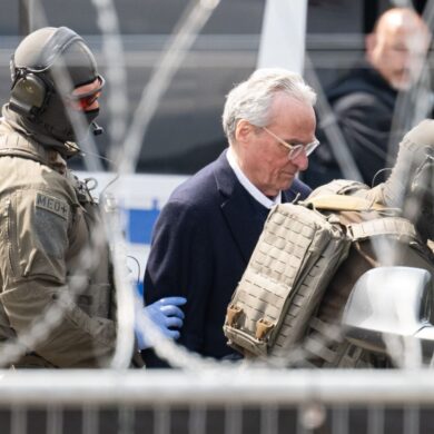 Die Bundesanwaltschaft legt den insgesamt neun Beschuldigten im Prozess gegen die mutmaßliche «Reichsbürger»-Gruppe um Prinz Reuß unter anderem die Mitgliedschaft in einer terroristischen Vereinigung zur Last.