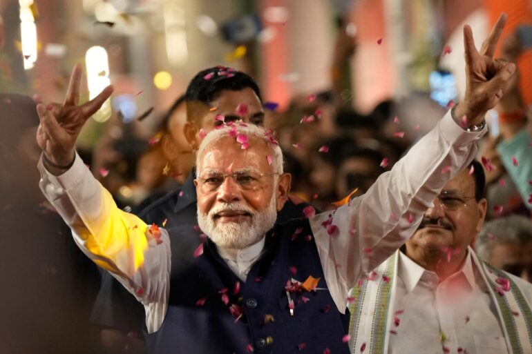 Der indische Premierminister Narendra Modi begrüßt seine Anhänger bei der Ankunft in der Zentrale der Bharatiya Janata Party (BJP).