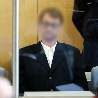 Ein Angeklagter sitzt hinter Panzerglas im Gerichtsaal des Oberlandesgerichts Düsseldorf. Der 49-jährige Mann muss sich als mutmaßlicher Terrorist der rechten «Kaiserreichsgruppe» verantworten.