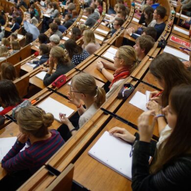 Studenten und Studentinnen verfolgen eine Vorlesung.