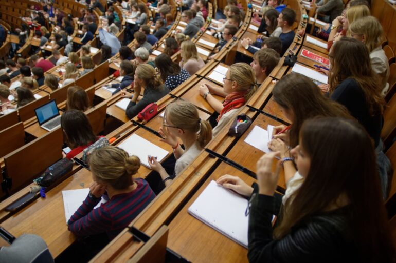 Studenten und Studentinnen verfolgen eine Vorlesung.