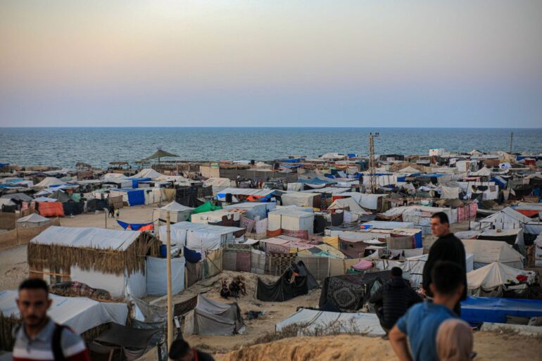 Behelfsmäßige Zelte für vertriebene Palästinenser stehen im Mawasi-Gebiet in der Stadt Chan Junis im südlichen Gazastreifen.