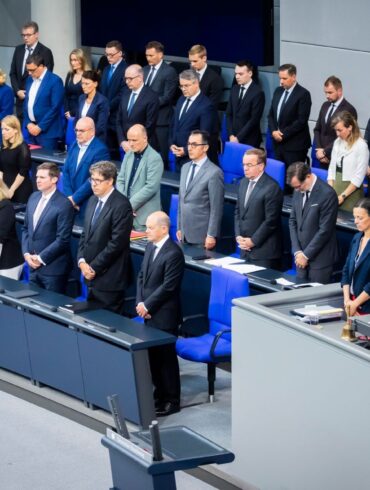 Im Deutschen Bundestag wurde dem durch einen Angriff verstorben Polizisten gedacht. Er war am Freitag in Mannheim niedergestochen worden.