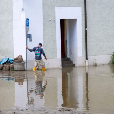 In Bayern herrscht nach heftigen Regenfällen vielerorts weiter Land unter.
