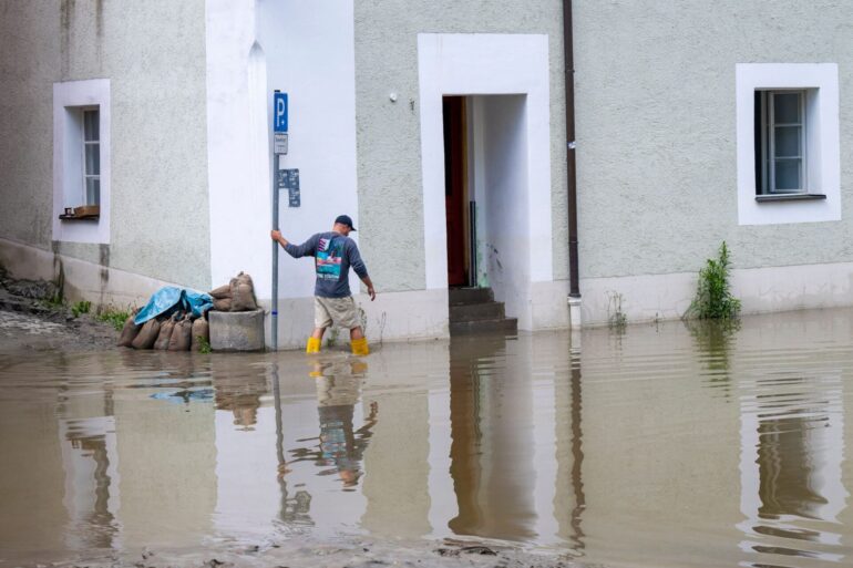 In Bayern herrscht nach heftigen Regenfällen vielerorts weiter Land unter.