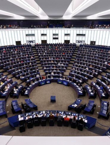 Anders als bei Bundestagswahlen können auch deutsche Kleinstparteien mit niedrigem einstelligem Wahlergebnis ins EU-Parlament einziehen.