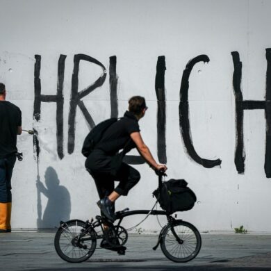 Der Schriftzug «Sei Ehrlich!» wird nach der Protestaktion vom Kanzleramt entfernt.