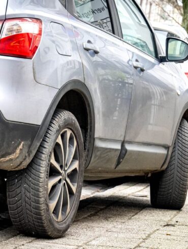 Über das sogenannte aufgesetzte Parken mit zwei Rädern auf dem Bürgersteig wird in Städten wie Bremen seit Jahren gestritten.