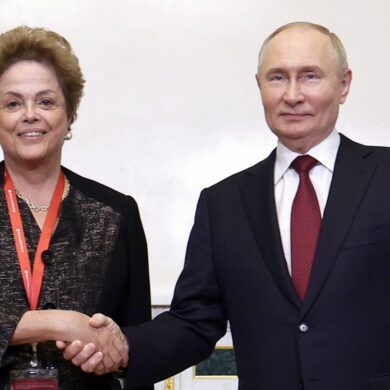 Russlands Präsident Wladimir Putin (r) und die ehemalige brasilianische Präsidentin Dilma Rousseff: Die russischen Behörden nutzen das Forum als Schaufenster, um die Entwicklung des Landes zu präsentieren und Investoren anzulocken.