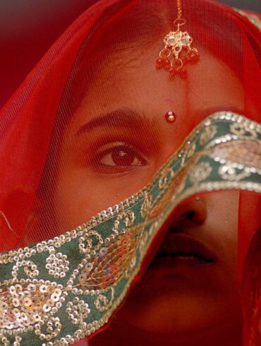 Eine junge Braut während einer Massenheirats- und Verlobungszeremonie in Indien.