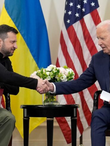 Joe Biden und Wolodymyr Selenskyj bei einem Treffen in Paris.