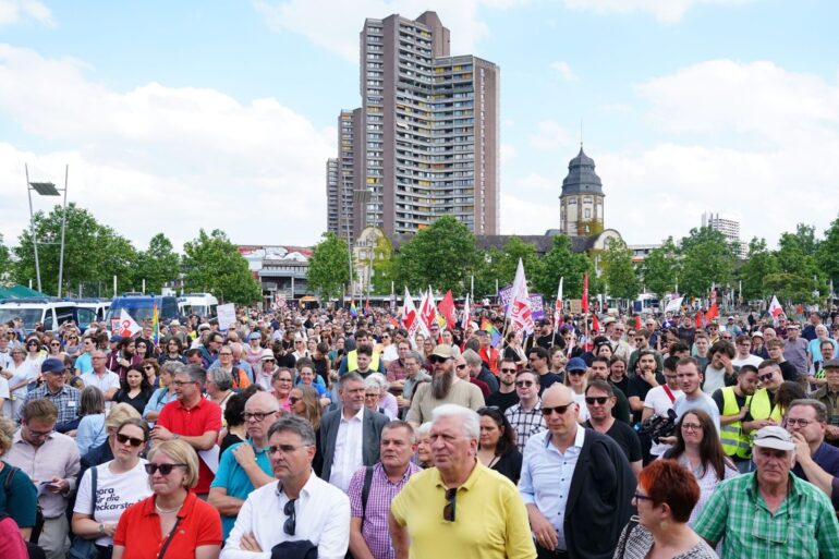 Mehrere Tausend Teilnehmer gingen in Mannheim gegen eine Demonstration der AfD auf die Straße.