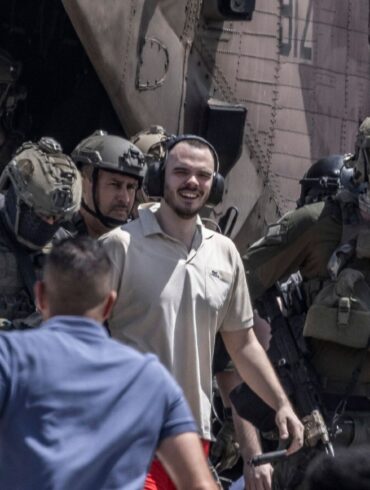 Andrey Kozlov (M), eine der vier israelischen Geiseln, die am 7. Oktober von der Hamas auf dem Nova-Musikfestival entführt wurden, kommt mit einem Hubschrauber im Sheba Medical Center an.