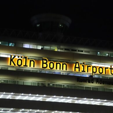 Am Flughafen Köln/Bonn ist ein Mann festgenommen worden, dem vorgeworfen wird, die Terrormiliz IS unterstützt zu haben.