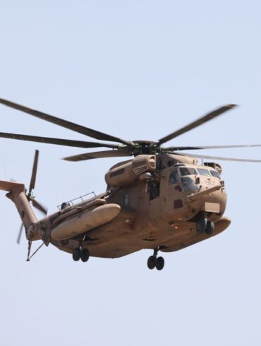 Ein Hubschrauber mit den geretteten israelischen Geiseln kommt im Sheba Medical Center an.