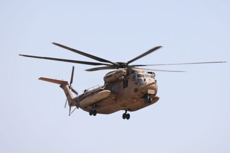 Ein Hubschrauber mit den geretteten israelischen Geiseln kommt im Sheba Medical Center an.