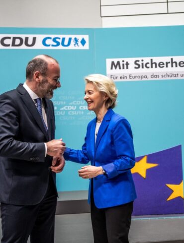 EU-Kommissionspräsidentin Ursula von der Leyen zusammen mit dem Vorsitzenden der EVP-Fraktion Manfred Weber im Europaparlament.