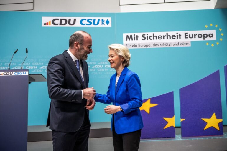 EU-Kommissionspräsidentin Ursula von der Leyen zusammen mit dem Vorsitzenden der EVP-Fraktion Manfred Weber im Europaparlament.