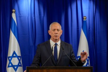 Benny Gantz verlässt wegen Meinungsverschiedenheiten über die Zukunft des Gazastreifens die in Israel gebildete Notstandsregierung.