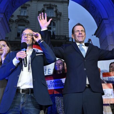 FPÖ-Bundesparteiobmann Herbert Kickl (l) und Spitzenkandidat Harald Vilimsky feiern auf einer Wahlparty.