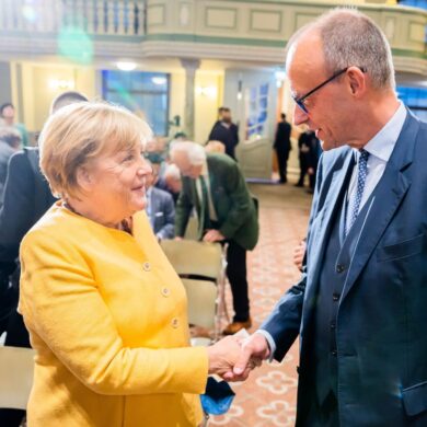 Angela Merkel und Friedrich Merz begrüßen sich bei der Eröffnungsveranstaltung der Bundeskanzler-Helmut-Kohl-Stiftung im September 2022.