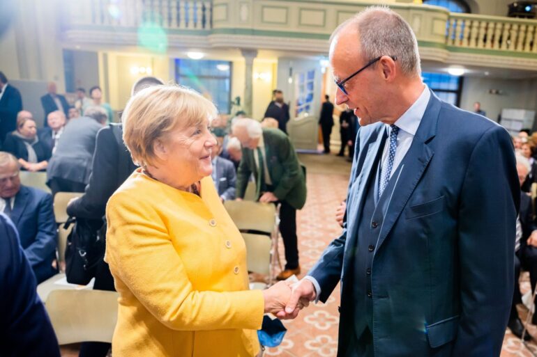 Angela Merkel und Friedrich Merz begrüßen sich bei der Eröffnungsveranstaltung der Bundeskanzler-Helmut-Kohl-Stiftung im September 2022.