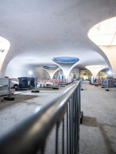 Tageslicht fällt durch die Lichtaugen des neuen Stuttgarter Hauptbahnhofs - Passagiere müssen auf diesen Anblick jedoch länger warten als gedacht.