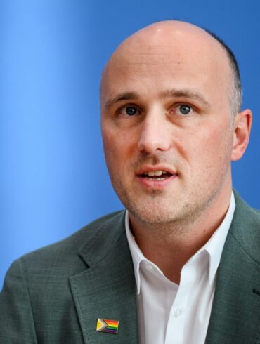 Angesichts zunehmender Angriffe brauche es einen besseren verfassungsrechtlichen Schutz für queere Menschen, so Lehmann.