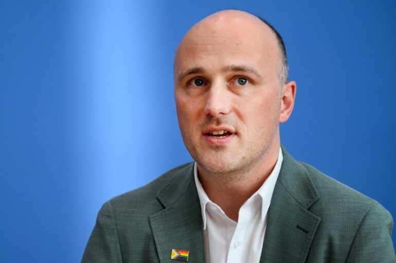 Angesichts zunehmender Angriffe brauche es einen besseren verfassungsrechtlichen Schutz für queere Menschen, so Lehmann.