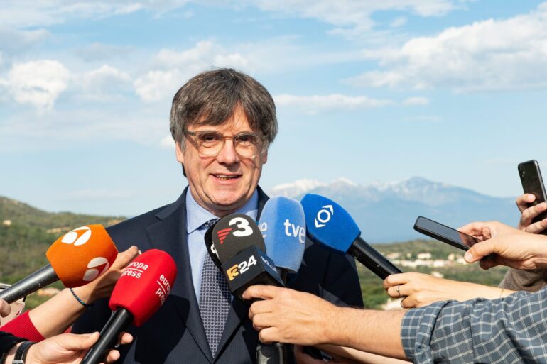 Die liberale Junts von Separatistenführer Carles Puigdemont und die linke ERC streben beide weiterhin die Abspaltung Kataloniens von Spanien an.