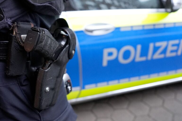 Seit den frühen Morgenstunden sind Polizisten an mehreren Orten in Niedersachsen und an einem Ort in Sachsen-Anhalt im Einsatz (Symbolbild).